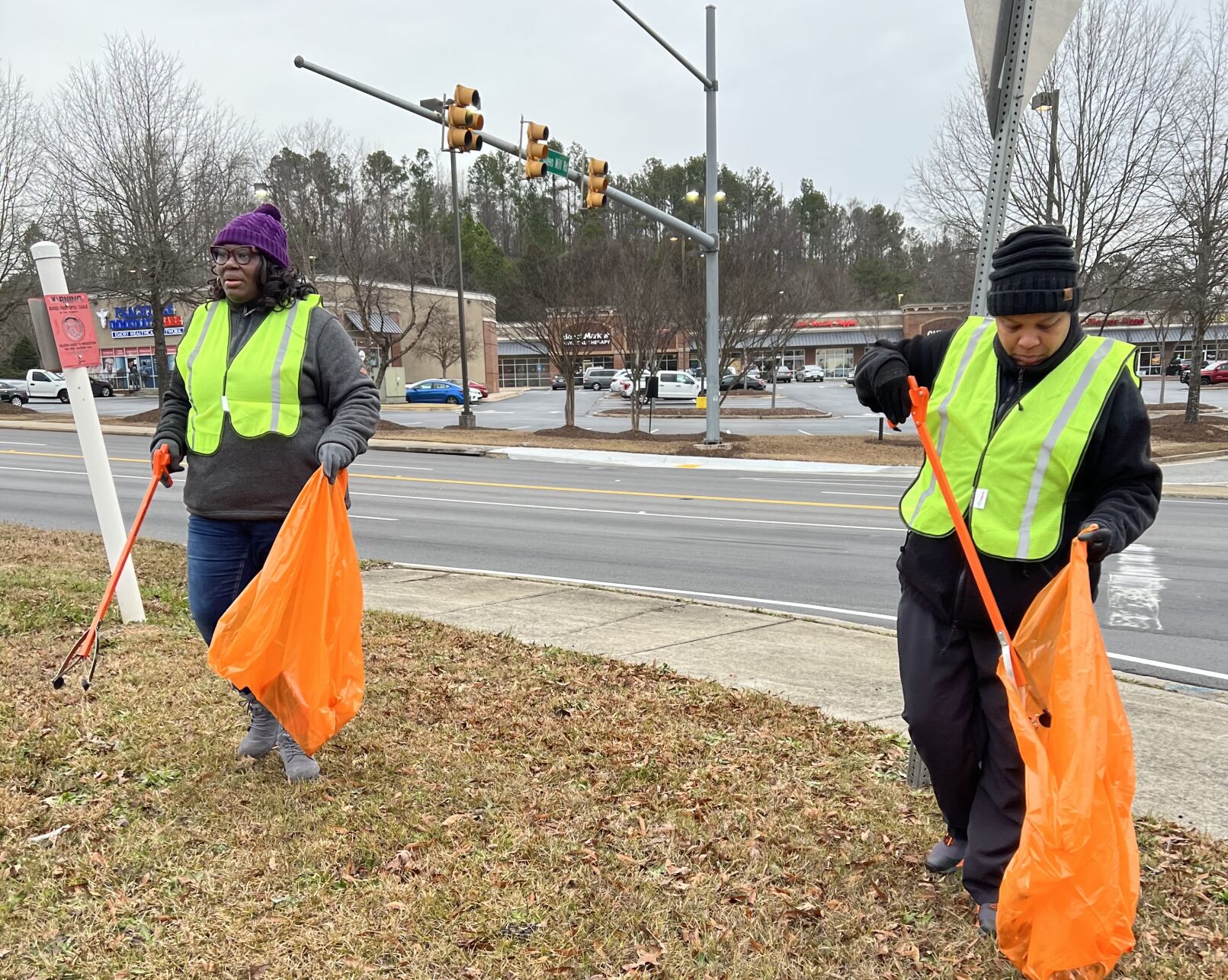 011922_MDJ_ActsofKindnessPart8_FriendsOfMabletonLitterClean-Up2_Clean-Upof Queen Mill Road_YananandDreese.jpg